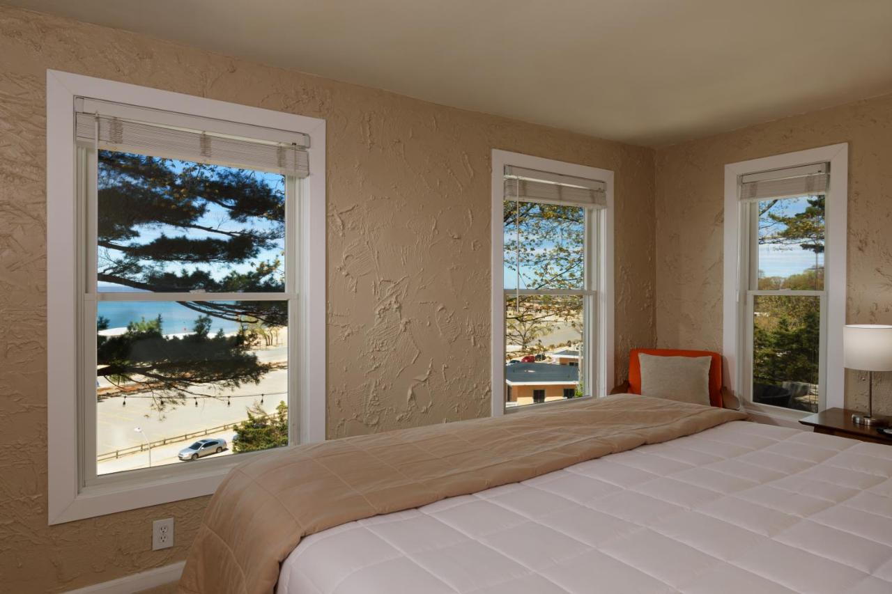 Looking Glass Beachfront Inn Grand Haven Esterno foto