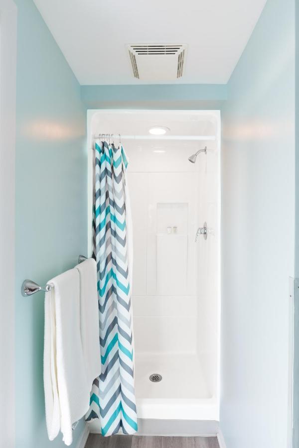 Looking Glass Beachfront Inn Grand Haven Esterno foto
