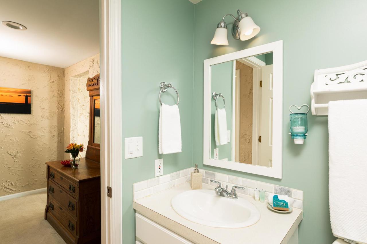 Looking Glass Beachfront Inn Grand Haven Esterno foto