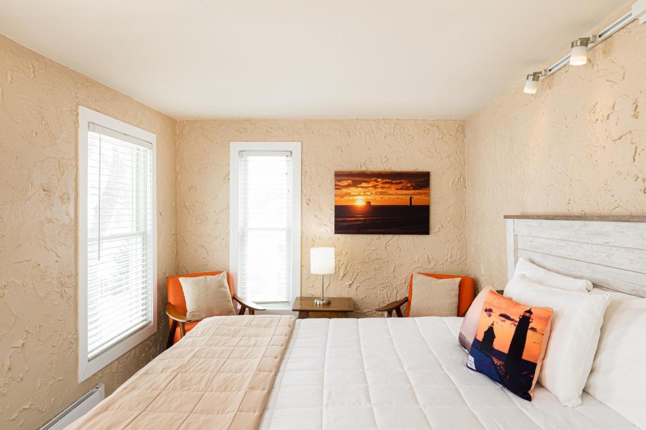 Looking Glass Beachfront Inn Grand Haven Esterno foto