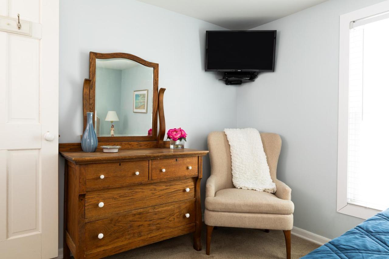 Looking Glass Beachfront Inn Grand Haven Esterno foto