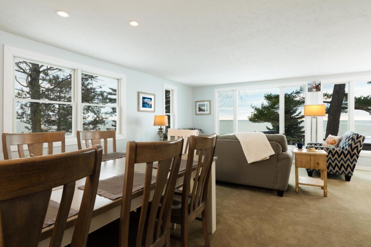Looking Glass Beachfront Inn Grand Haven Esterno foto