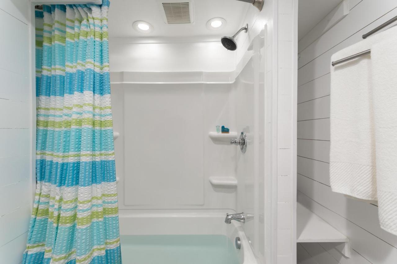 Looking Glass Beachfront Inn Grand Haven Esterno foto