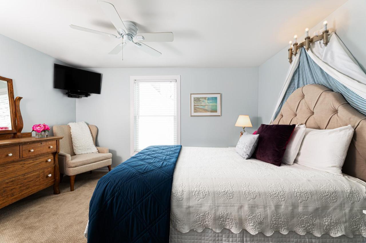 Looking Glass Beachfront Inn Grand Haven Esterno foto