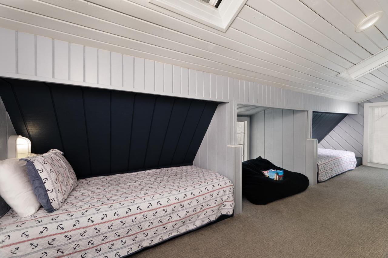 Looking Glass Beachfront Inn Grand Haven Esterno foto